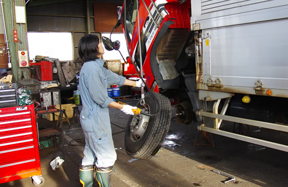 大島工場(日本海自動車工業射水支社)は富山県内でも有数の大型自動車(大型バス、大型トラックなど)の整備工場